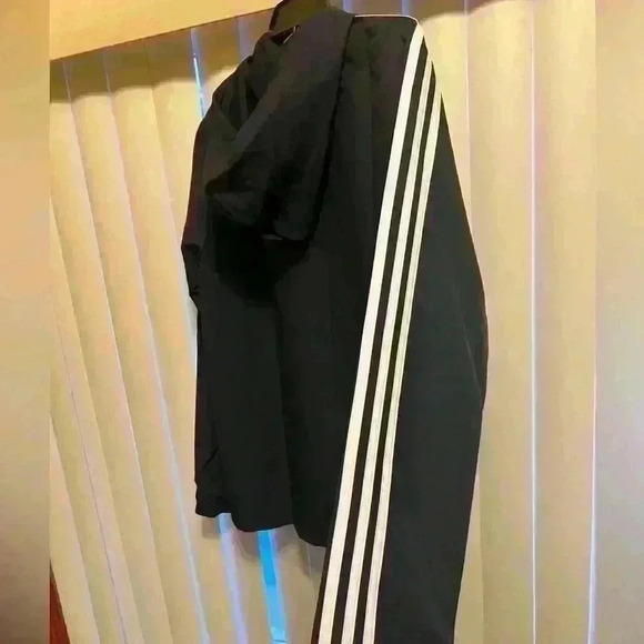 ADIDAS Men's blue Essentials 3-Stripes
Windbreaker. Perfect condition size SMALL - Picture 8 of 13